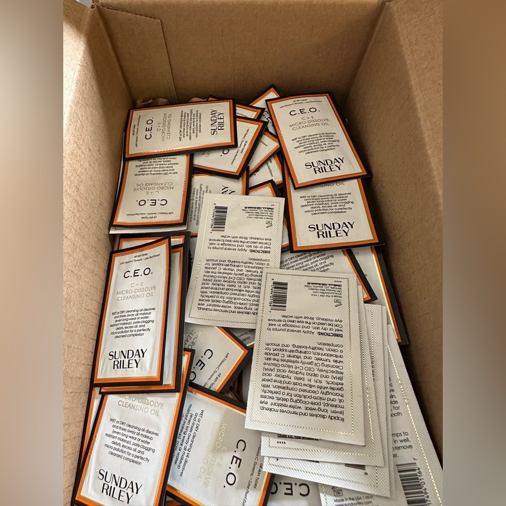 Sunday Riley •  25X CEO Cleansing Oil Samples - Picture 8 of 9